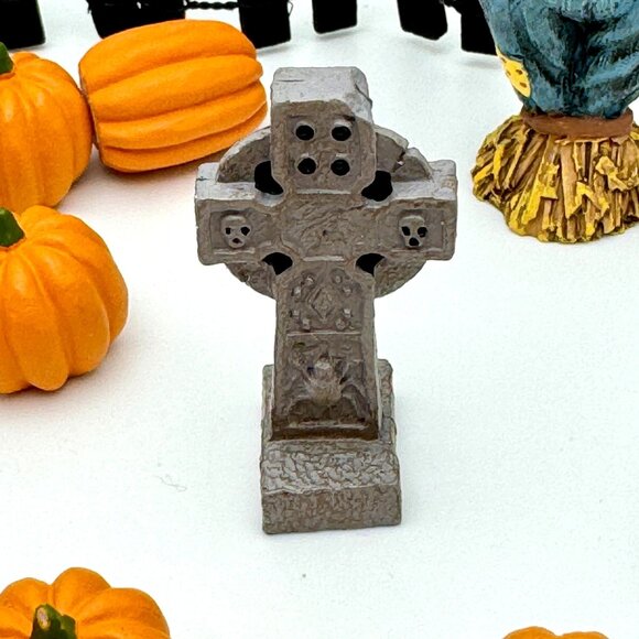 Department 45 Halloween Miniature Set Scarecrow Pumpkins Gravestones Fence 22 - Picture 4 of 10